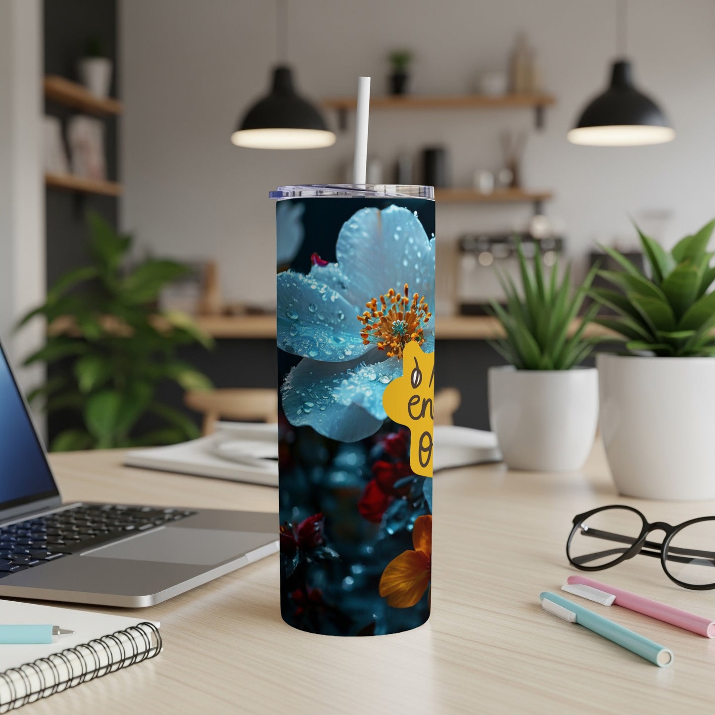 Tumbler with blue flower and text "en θ".