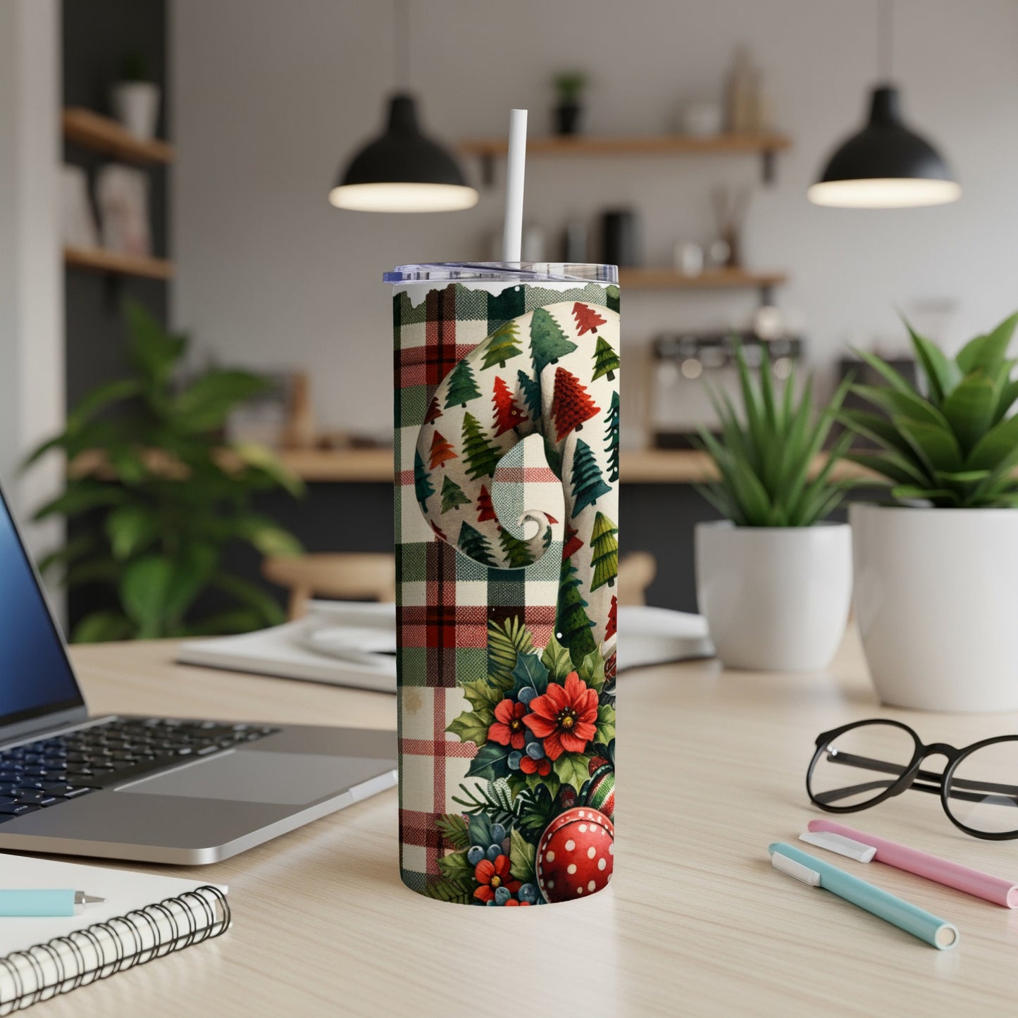 Tartan tumbler with Christmas trees and poinsettias, white straw.