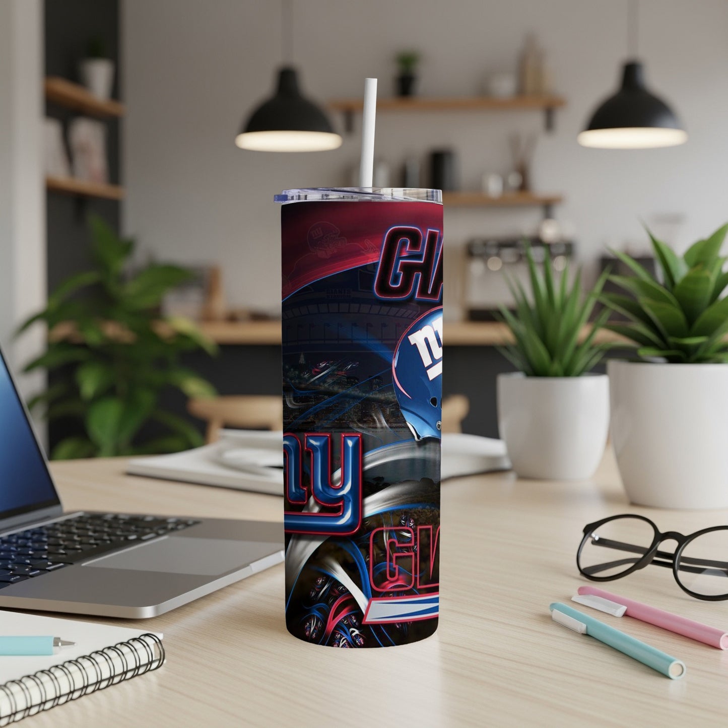 New York Giants tumbler with stadium and helmet design.